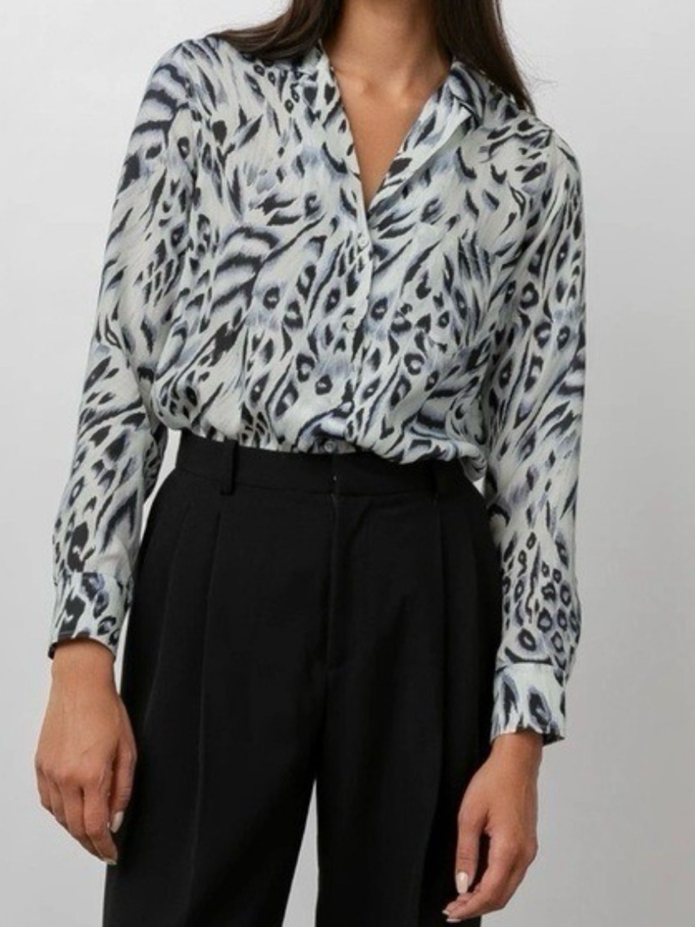 Rails Rebel Ivory Snow Leopard Print V-Neck Button Down Blouse Sz: L